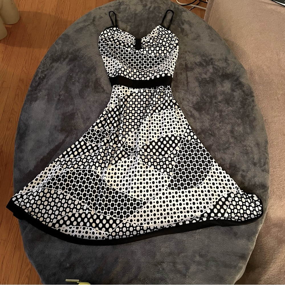 Zokai Flirty Comfortable Blank and White Pattern Dress